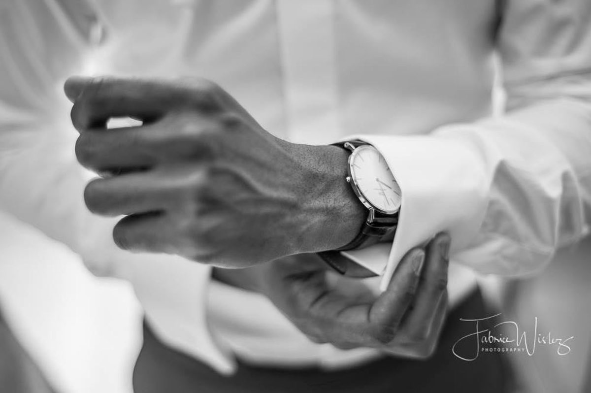 Préparatifs de mariage en noir et blanc