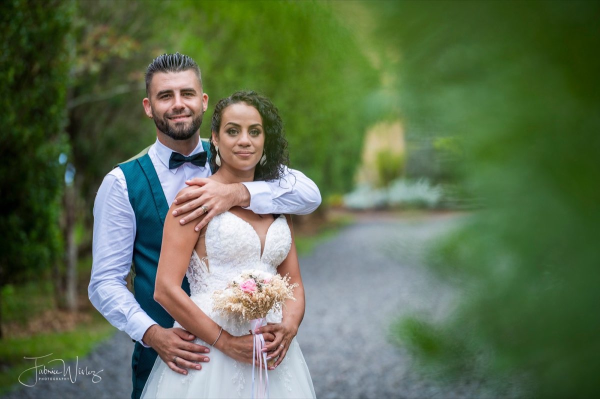 Couple de mariés devant le lagon