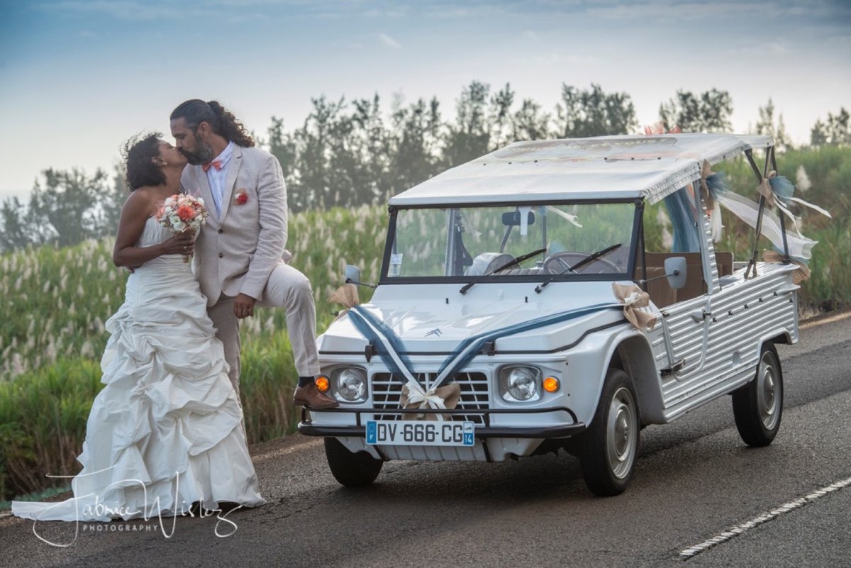 Couple de mariés et voiture ancienne