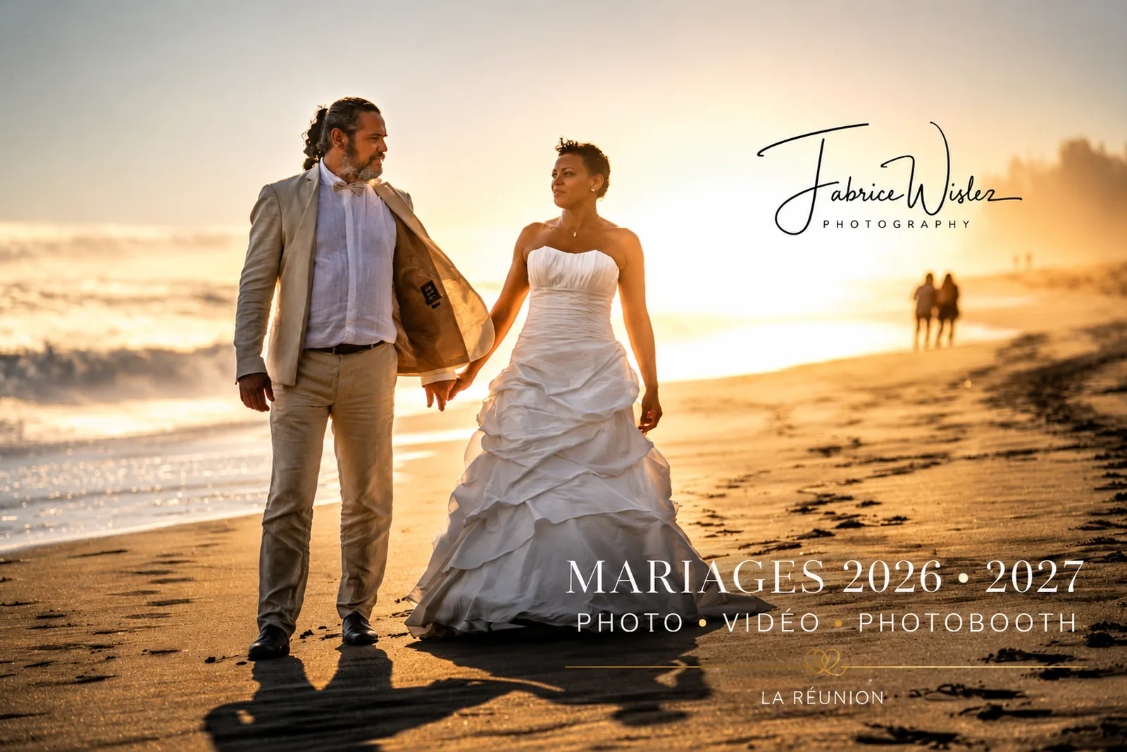 Couple de mariés sur une plage de La Réunion